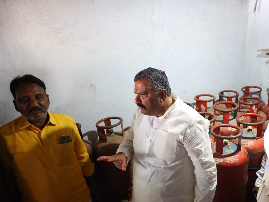 డోన్‌లో అక్రమ గ్యాస్ గోదాం సీజ్..!