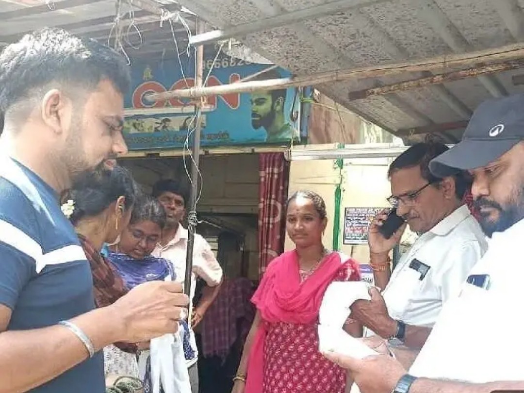 జీవీఎంసీ బృందం సింగల్ యూజ్ ప్లాస్టిక్ తనిఖీలు