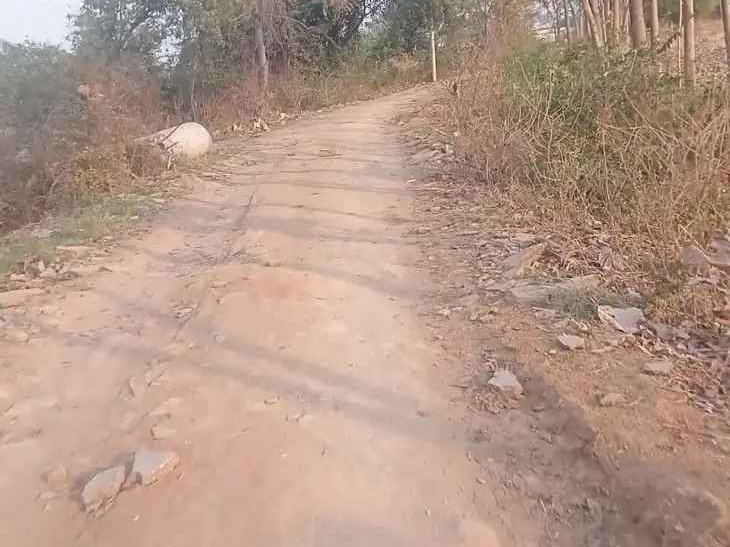 మట్టి రోడ్డుతో ప్రయాణీకుల అవస్థలు