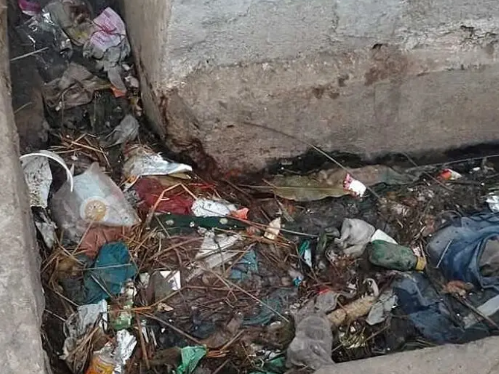 కంపు కొడుతున్న మురుగునీటి కాలువలు