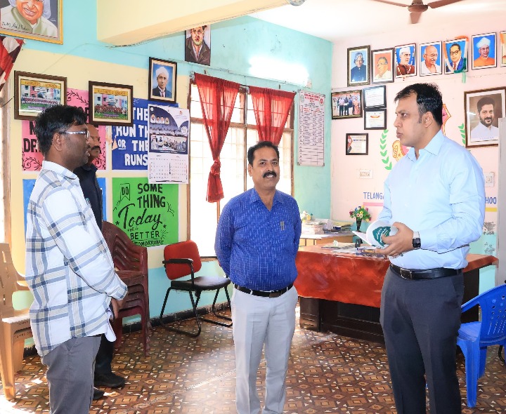 గురుకుల పాఠశాలను సందర్శించిన కలెక్టర్