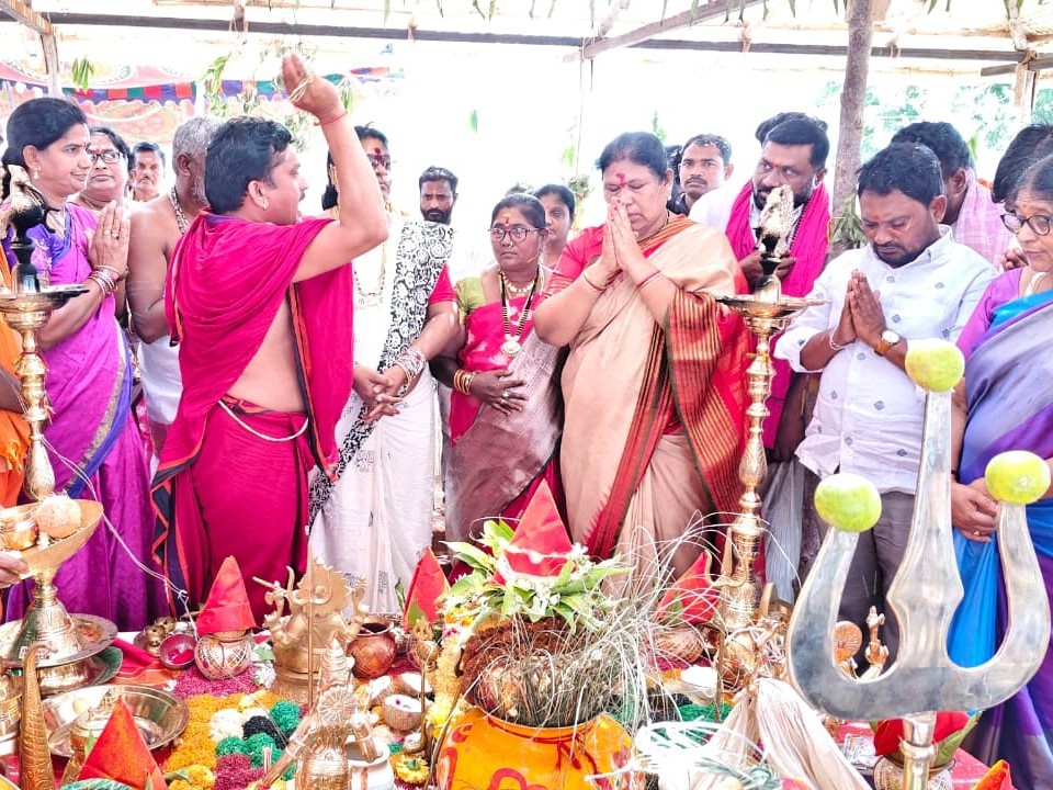 ధ్వజ శిఖర ప్రతిష్టాపనలో పాల్గొన్న MLA