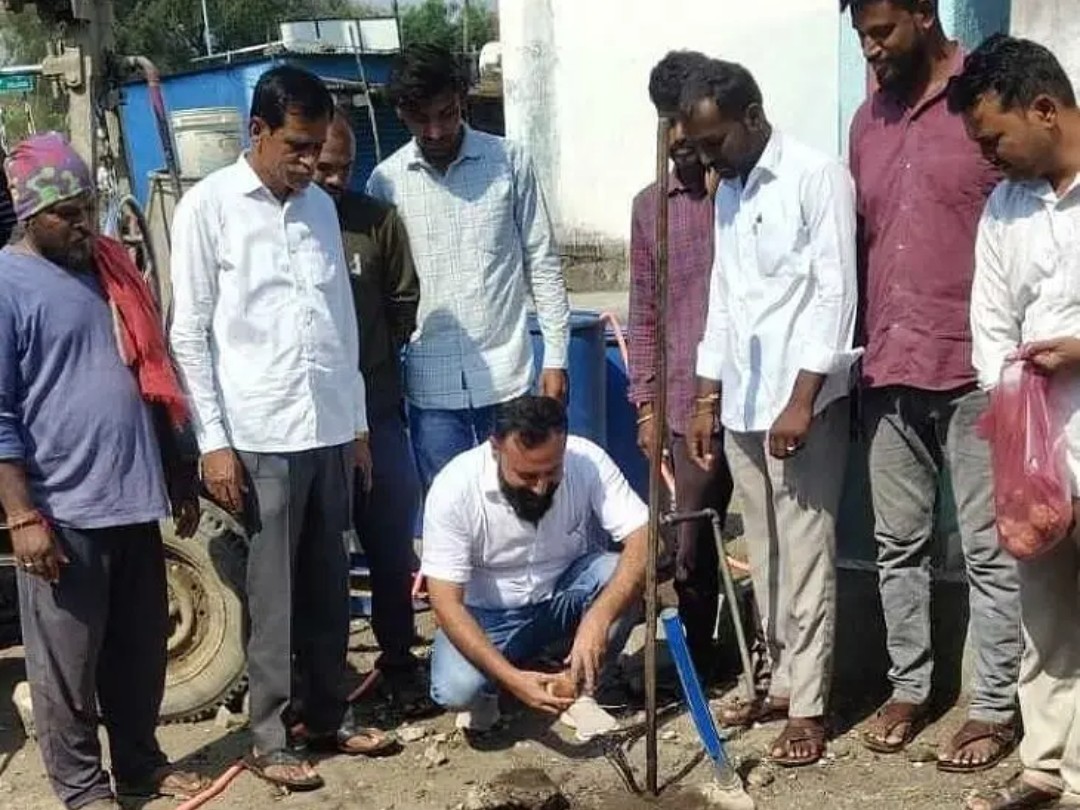 రూ.5 లక్షలతో రోడ్డు నిర్మాణానికి భూమిపూజ