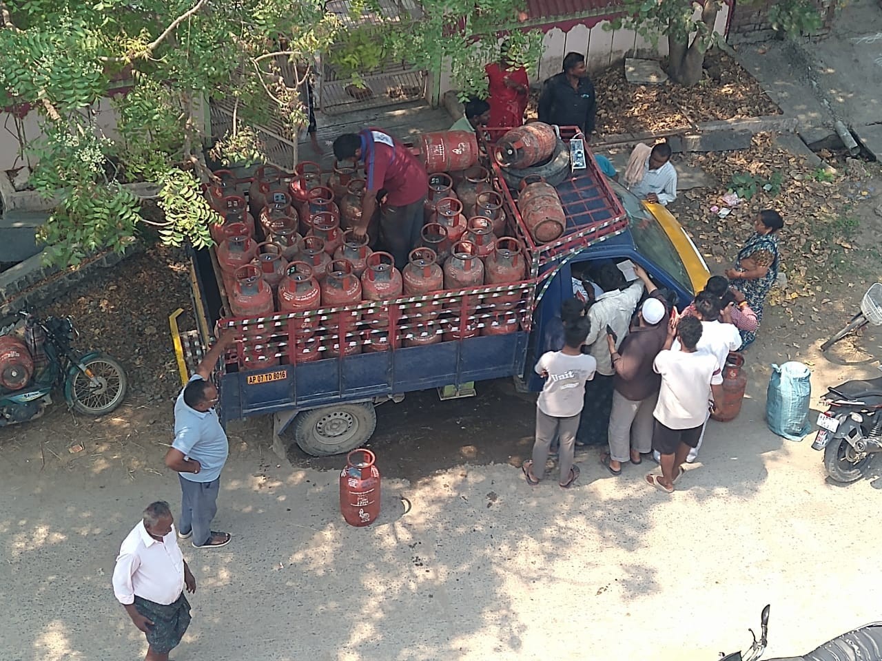 గ్యాస్ సిలిండర్ల కోసం తోపులాట