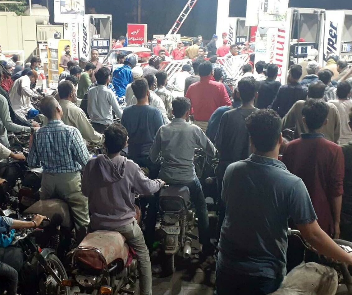 పెట్రోల్ కొరత పుకార్లు.. ప్రజలు ఆగమాగం