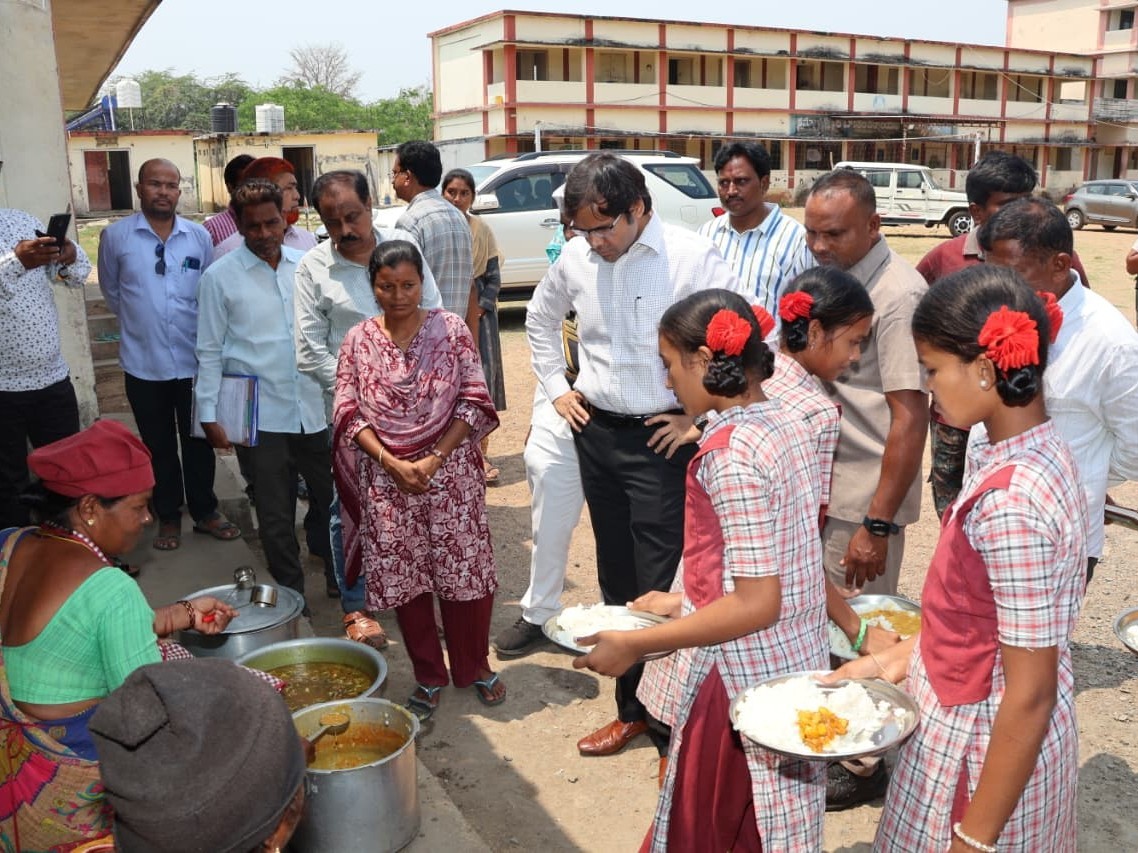 కస్తూర్బా పాఠశాలలో తనిఖీ చేసిన కలెక్టర్