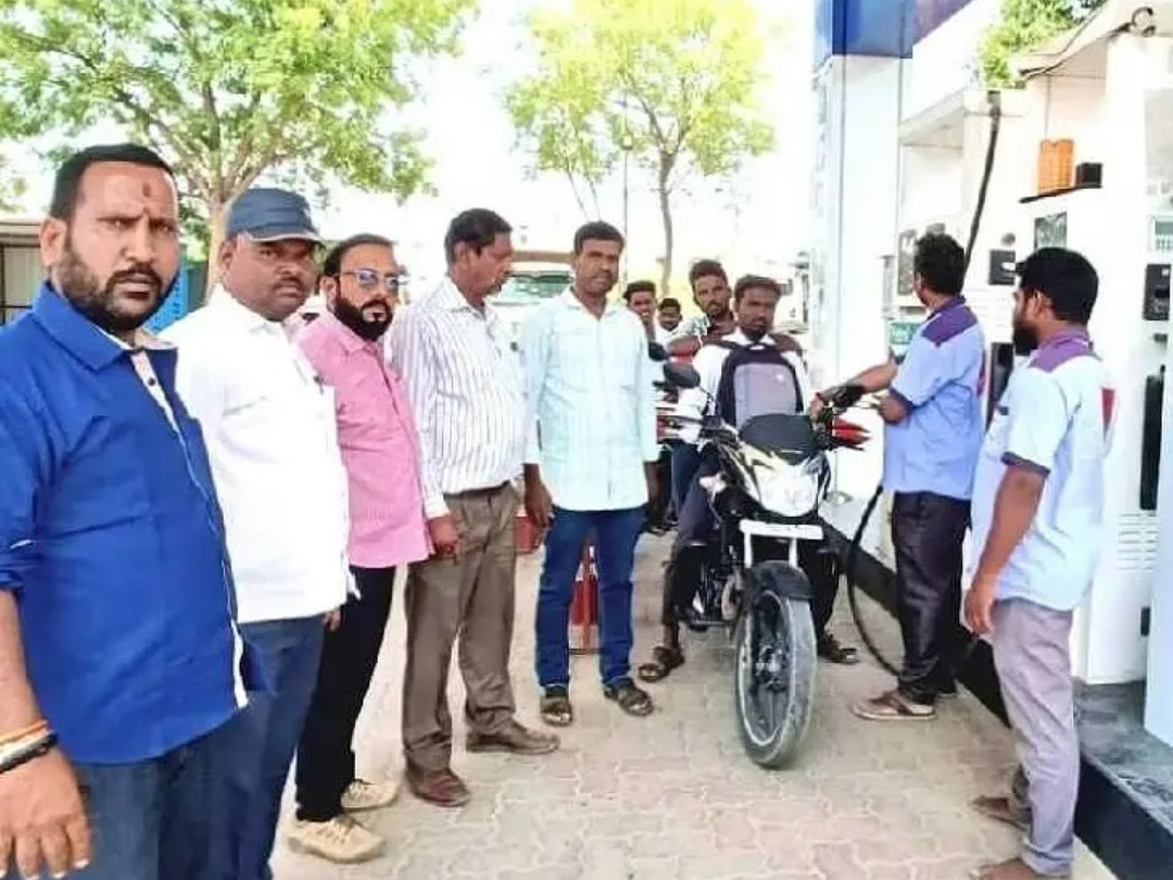 జిల్లాలో సరిపడా పెట్రోల్, డీజిల్ నిల్వలు: బాలరాజు