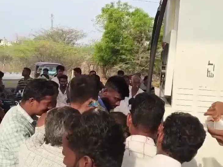 పెట్రోల్ బంక్ వద్ద బారులు తీరిన వాహనదారులు