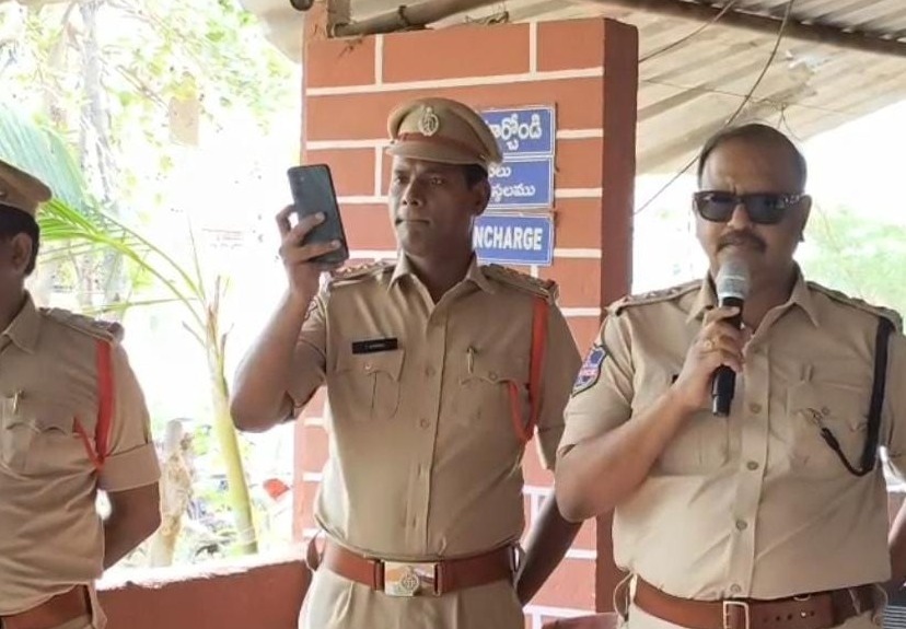 ఆటో డ్రైవర్లకు కంటి పరీక్షలు