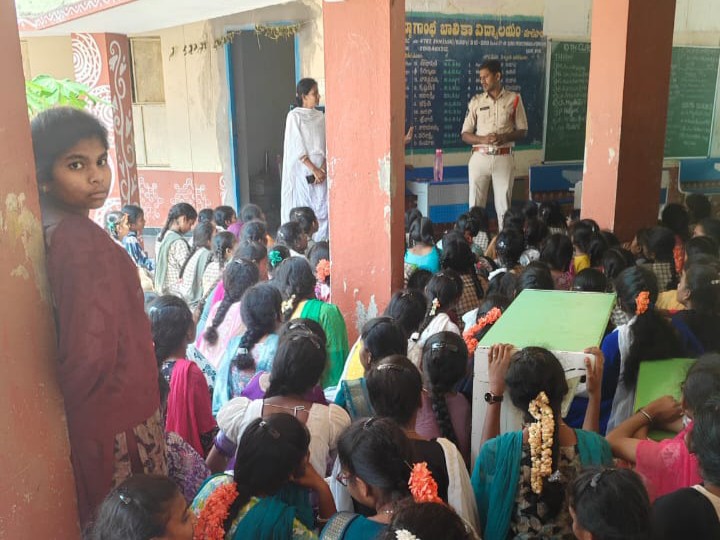 కస్తూర్బా పాఠశాలలో విద్యార్థులకు అవగాహన