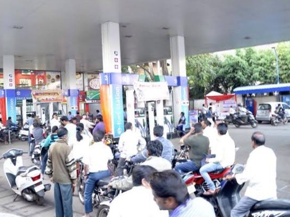 ఇంధన సెగ.. బంకుల వద్ద వాహనదారుల బారులు!