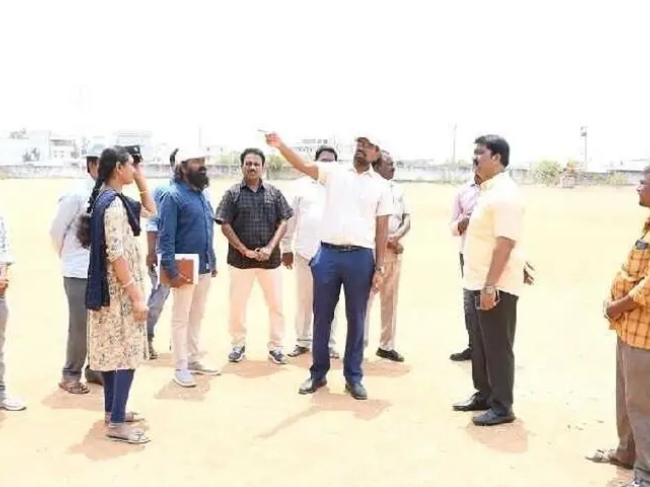 క్రీడా మైదానాన్ని పరిశీలించిన కలెక్టర్