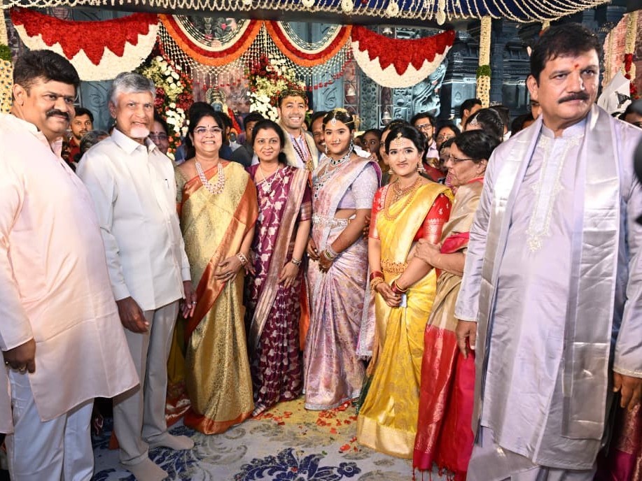 ఎమ్మెల్యే కుమార్తె వివాహానికి హాజరైన సీఎం