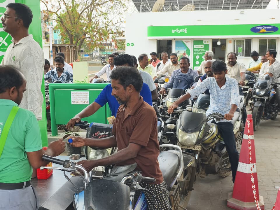 బంకుల వద్ద బారులు తీరిన వాహనదారులు