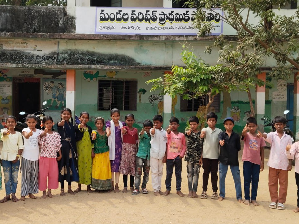 గురుకుల పాఠశాలలకు ఎంపికైన అమ్మాపురం విద్యార్థులు