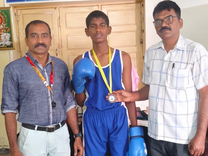 బాక్సింగ్ పోటీలో సత్తా చాటిన విద్యార్థి