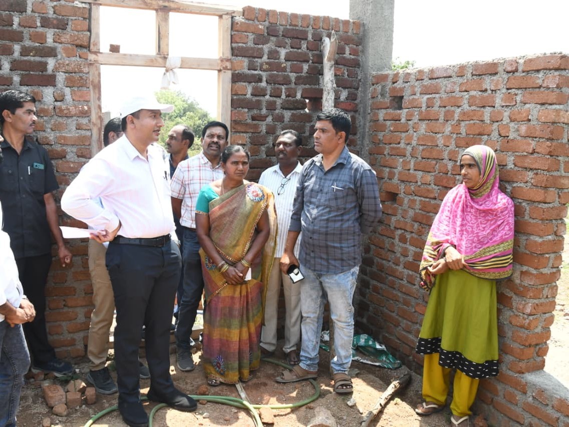 ఇందిరమ్మ ఇళ్ల నిర్మాణాల పరిశీలన