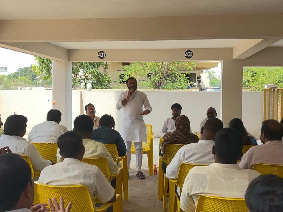 ‘పథకాలు ప్రజలకు చేరేలా  పని చేయాలి’