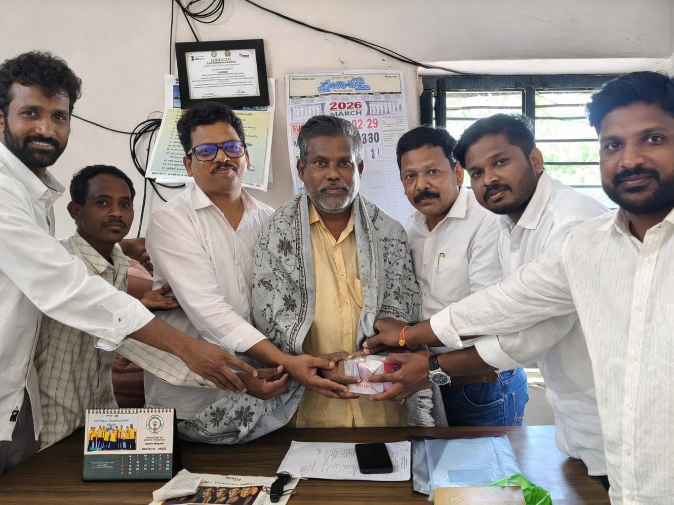 ఎంఈవోను కలిసిన బాలల హక్కుల కమిటీ