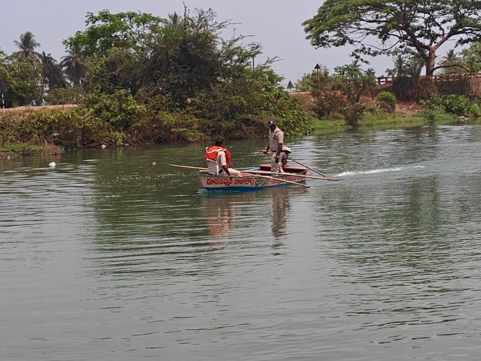 గల్లంతైన యువకుడి కోసం గాలింపు చర్యలు