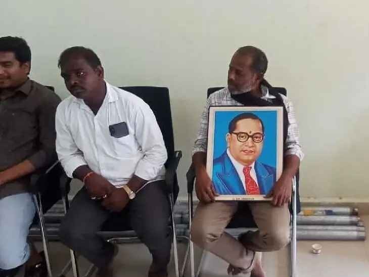 నిధుల కోసం వార్డు సభ్యుడి నిరసన