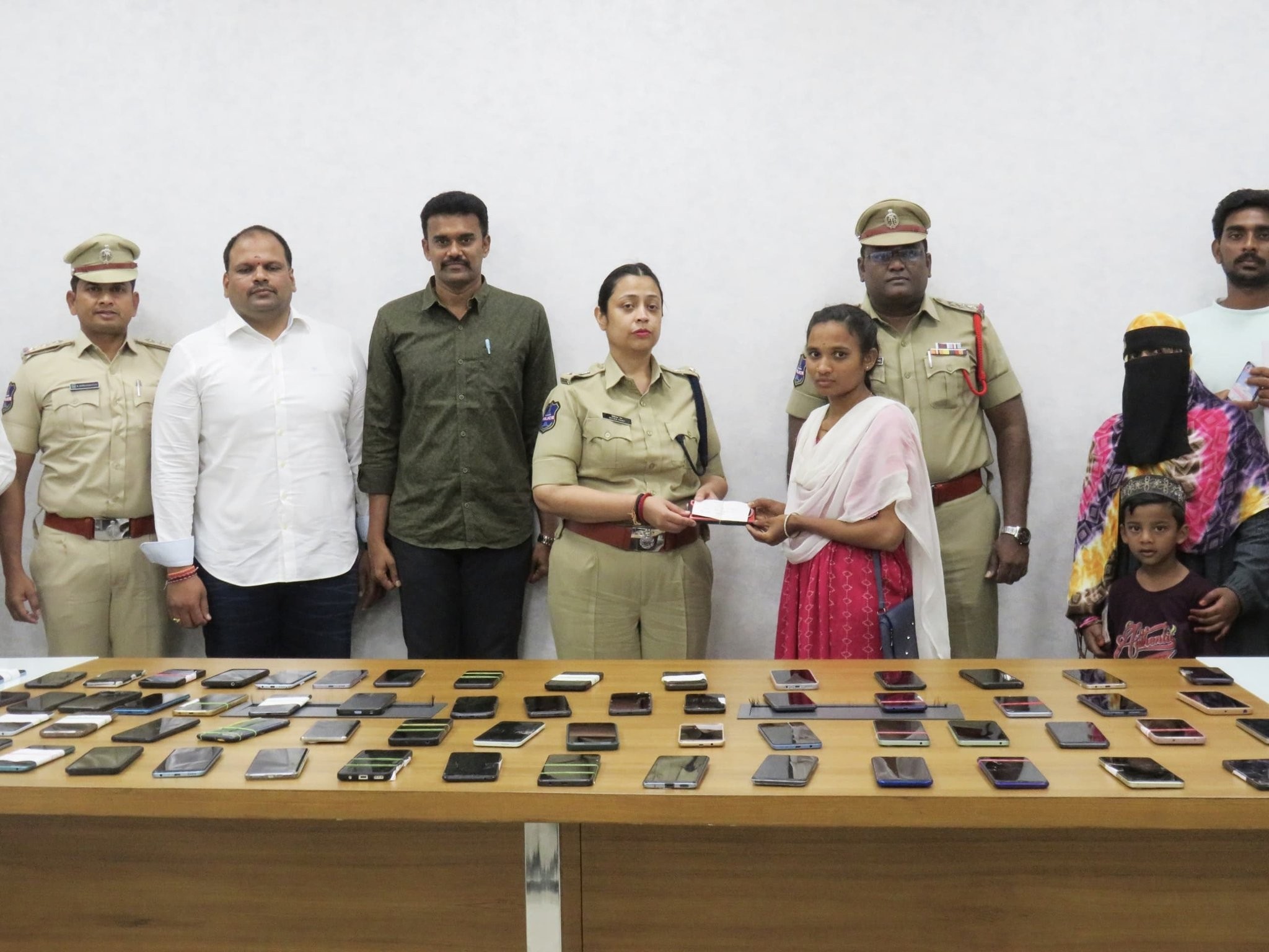 ఆసిఫాబాద్‌లో 108 మొబైల్ ఫోన్ల రికవరీ