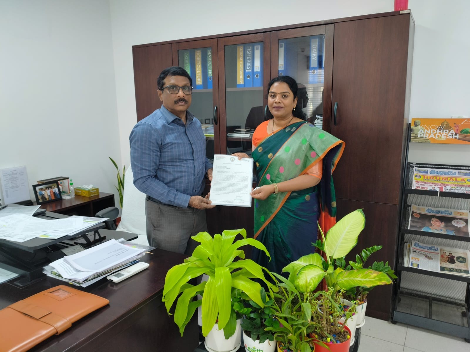 అగ్రికల్చర్ ప్రిన్సిపల్ సెక్రెటరీని కలిసిన ఎమ్మెల్యే