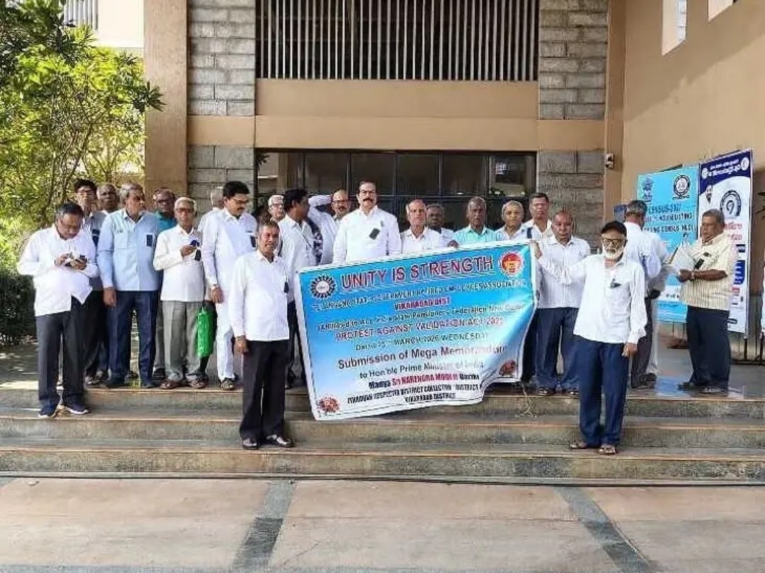 బకాయిలు చెల్లించాలంటూ కలెక్టరేట్ ఎదుట ధర్నా