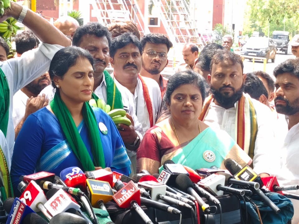 ‘అరటి రైతులకు గిట్టుబాటు ధర కల్పించాలి’