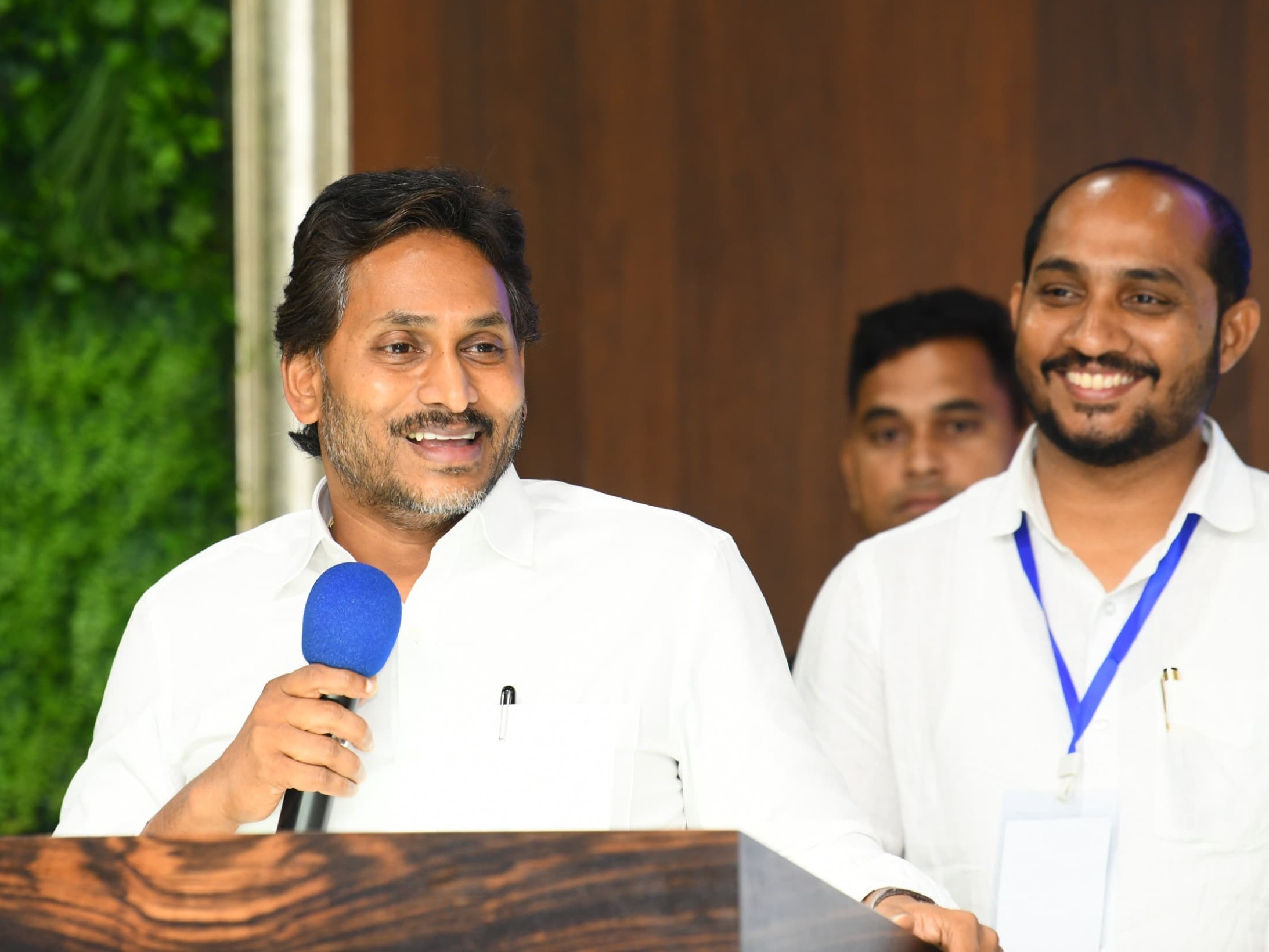 అద్దంకి నేతలతో మాజీ సీఎం జగన్ భేటీ