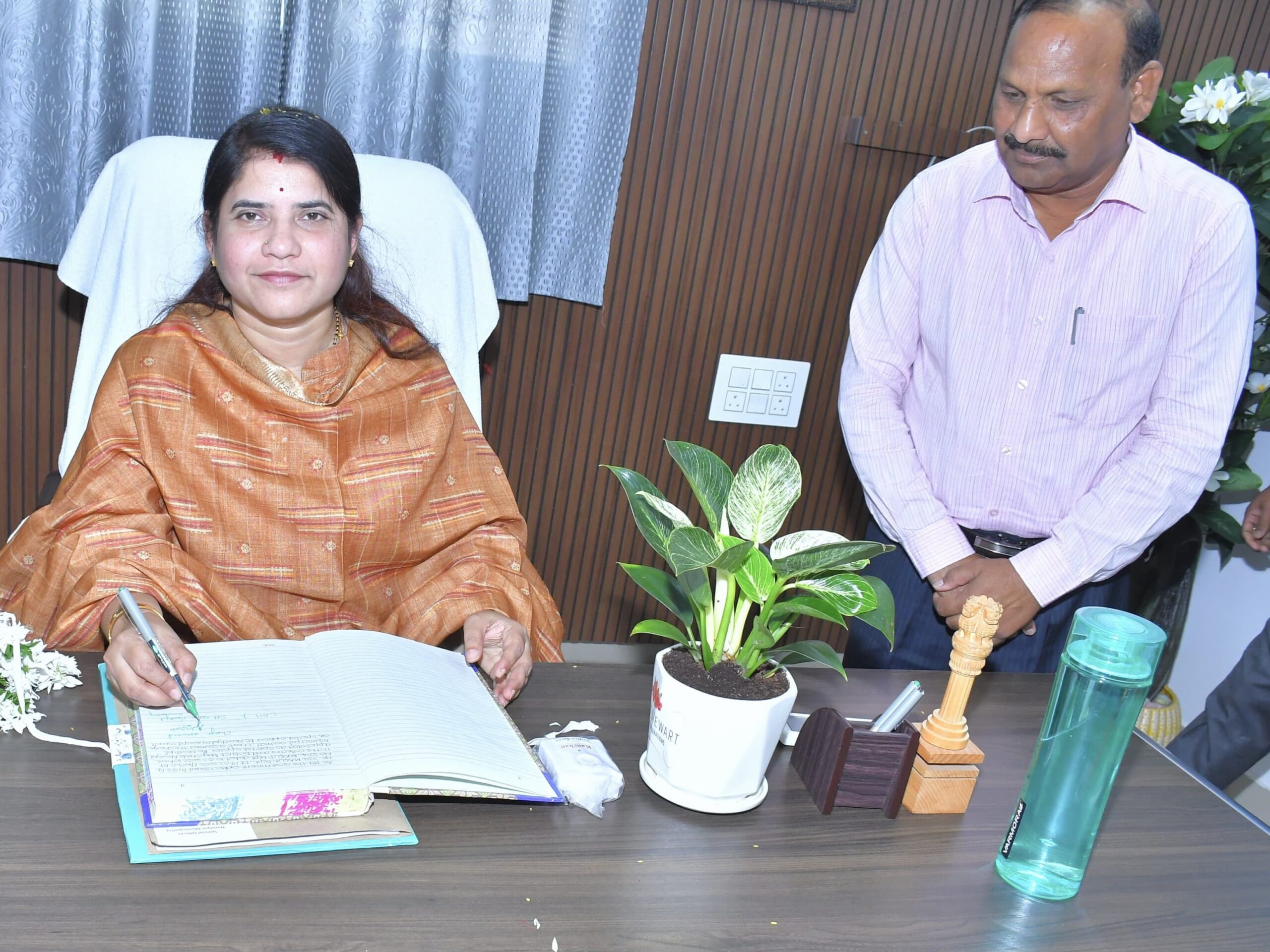 మున్సిపాలిటిని ఆదర్శంగా తీర్చిదిద్దుతాం: కలెక్టర్