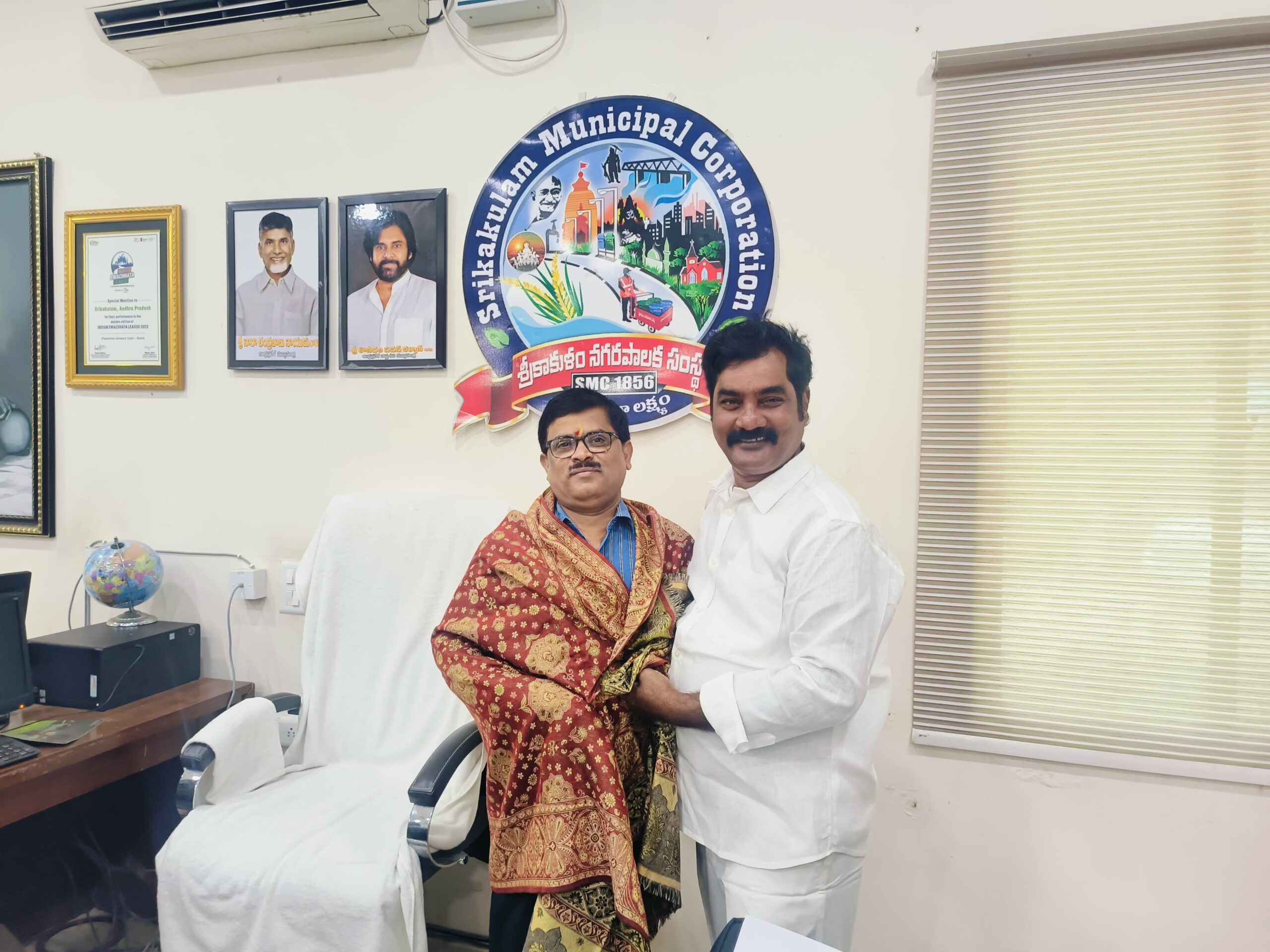 కమిషనర్‌ను కలిసిన టీడీపీ నేత