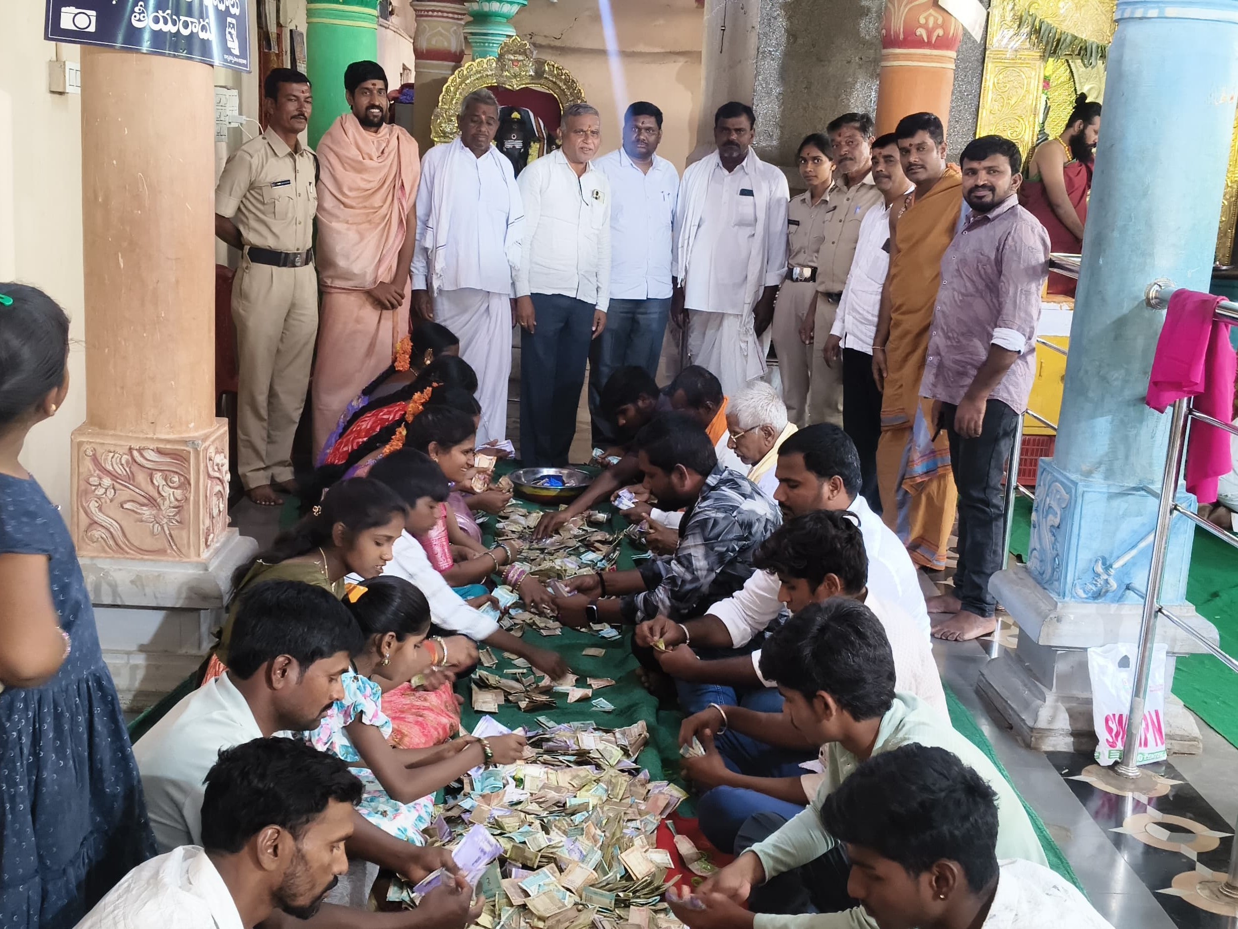 బోరంచ ఆలయంలో హుండీ లెక్కింపు