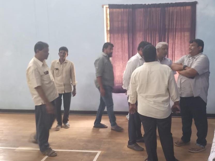 ఇండోర్ స్టేడియంను పరిశీలించిన శాప్ డీఈ