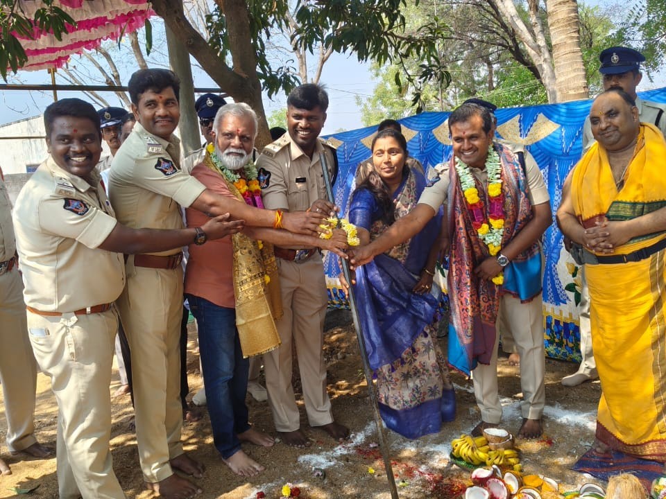 పోలీస్ స్టేషన్ భవన నిర్మాణానికి భూమి పూజ