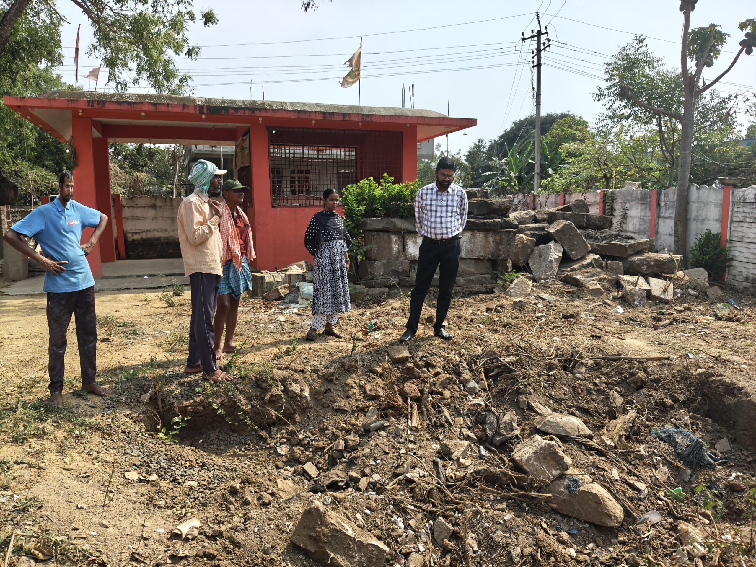 గుడి పరిసరాలను పరిశీలించిన తాహసీల్దార్