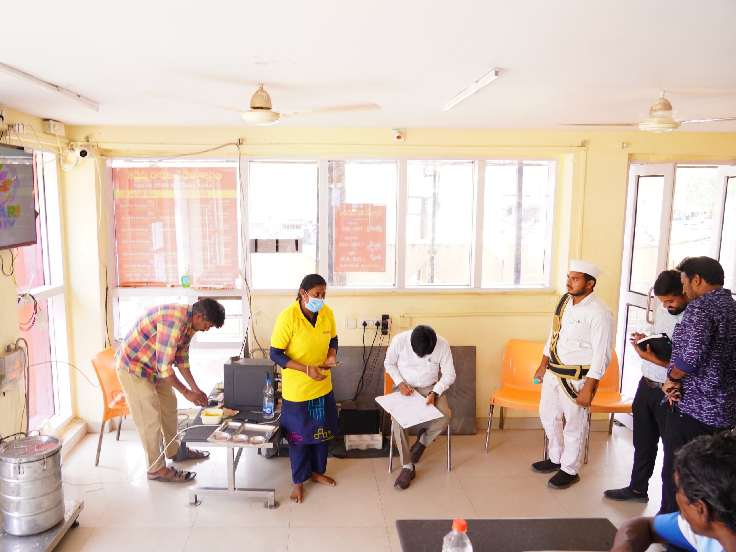 ఆహార నాణ్యతపై ఆకస్మిక తనిఖీ చేసిన కమిషనర్