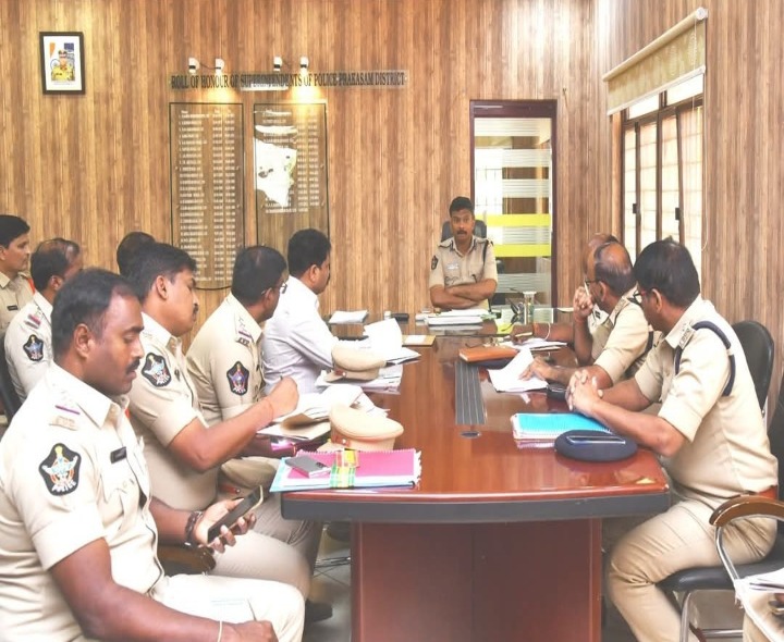 పోలీసు అధికారులతో సమావేశమైన ఎస్పీ