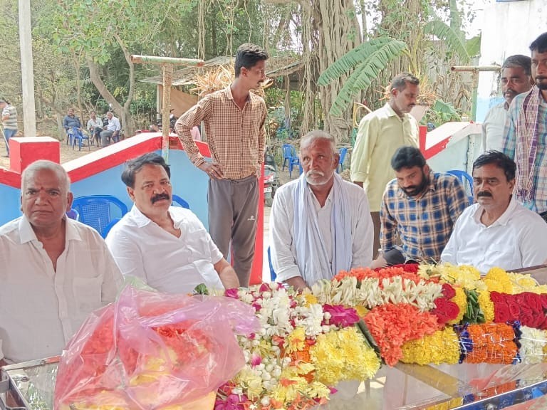 పార్థివ దేహానికి నివాళులర్పించిన మాజీ ఎమ్మెల్యే