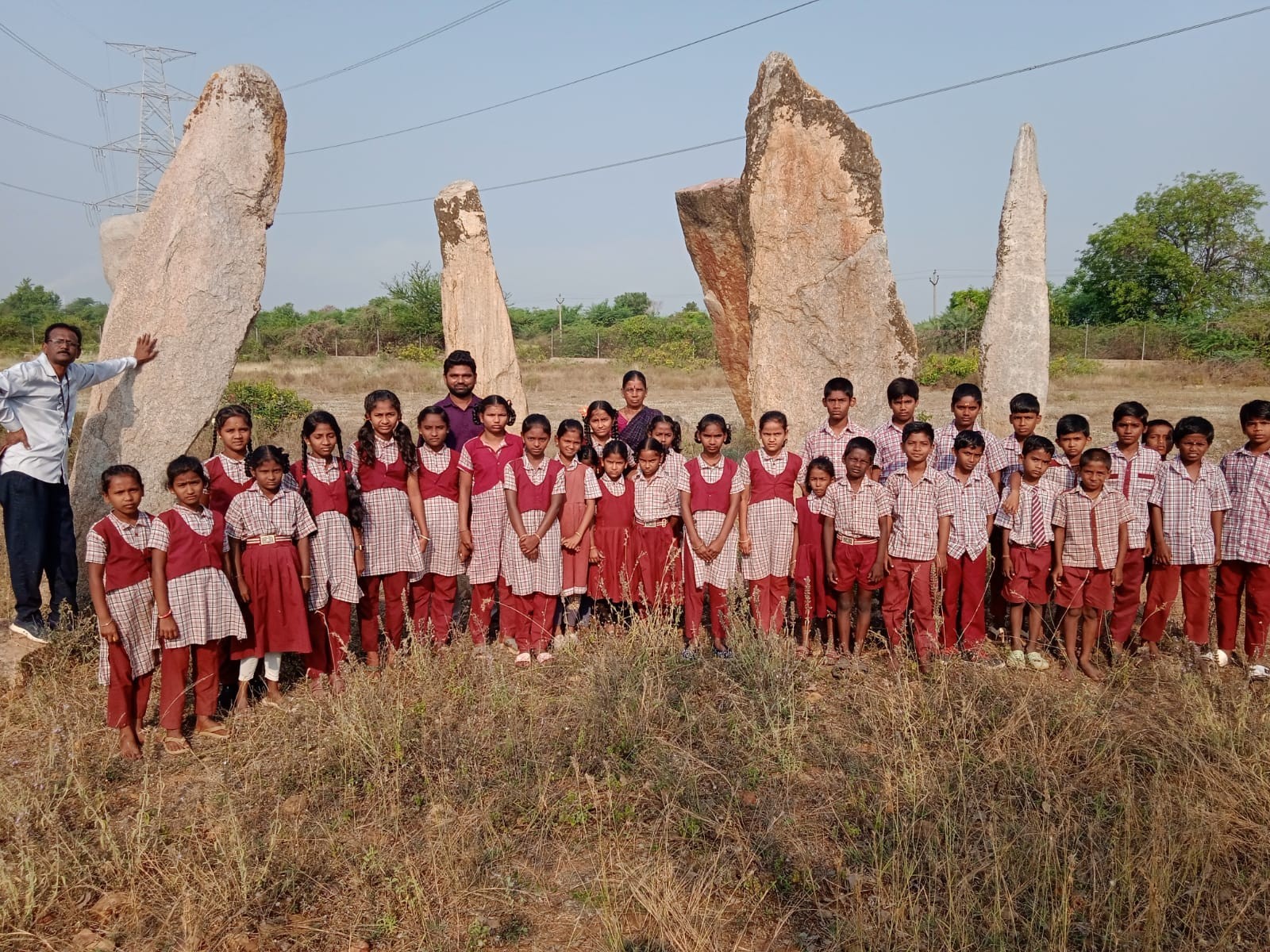 నిలువు రాళ్ళను సందర్శించిన విద్యార్థులు