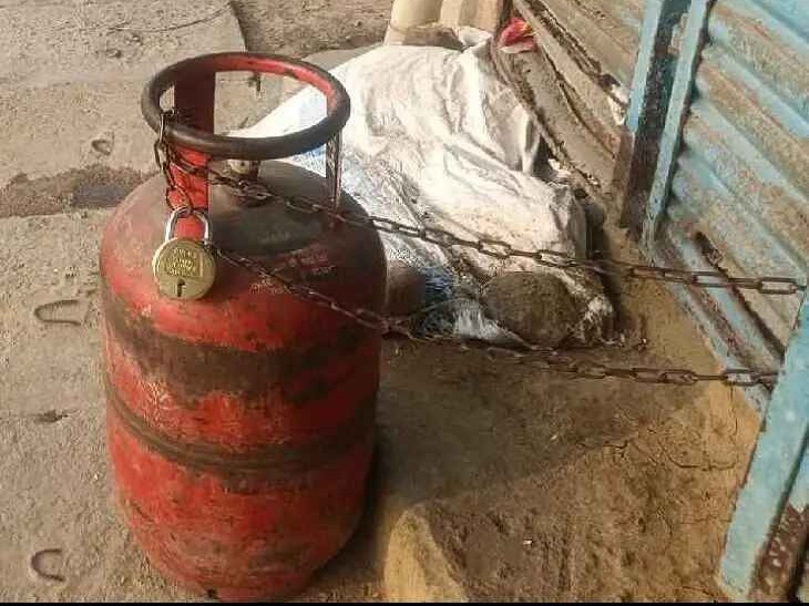గ్యాస్ సిలిండర్‌కు తాళం.. ఇబ్బందుల్లో ప్రజలు..!