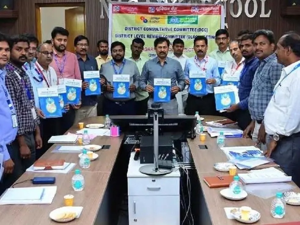 ప్రభుత్వ పథకాల లక్ష్యాలను పూర్తి చేయాలి: అదనపు కలెక్టర్