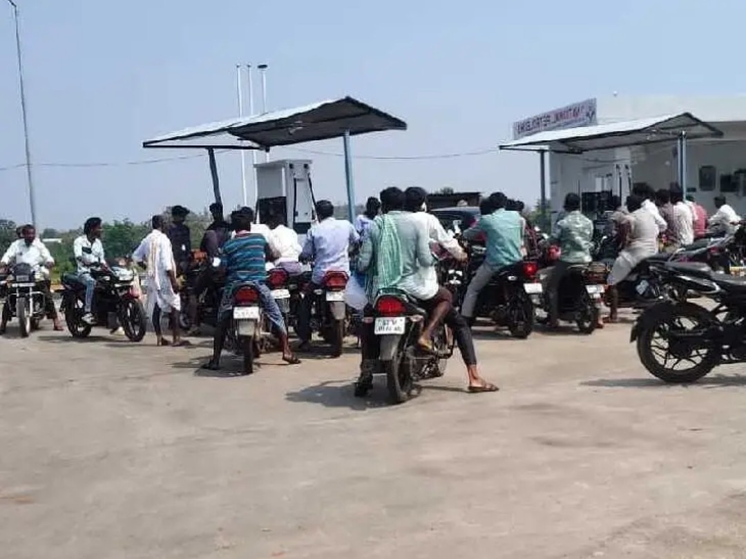 పెట్రోల్ కొరతతో.. రద్దీగా పెట్రోల్ బంకులు
