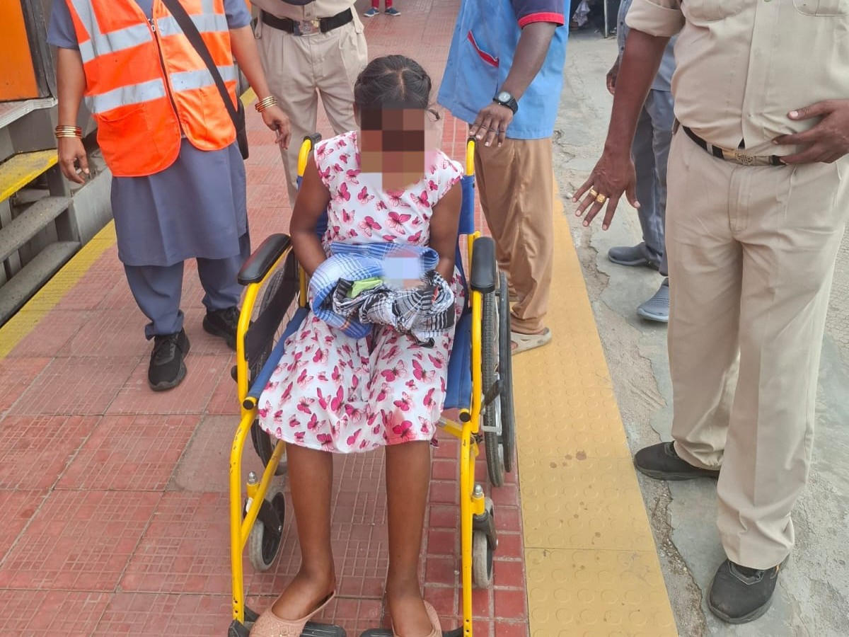 రైలులోనే సురక్షిత ప్రసవం