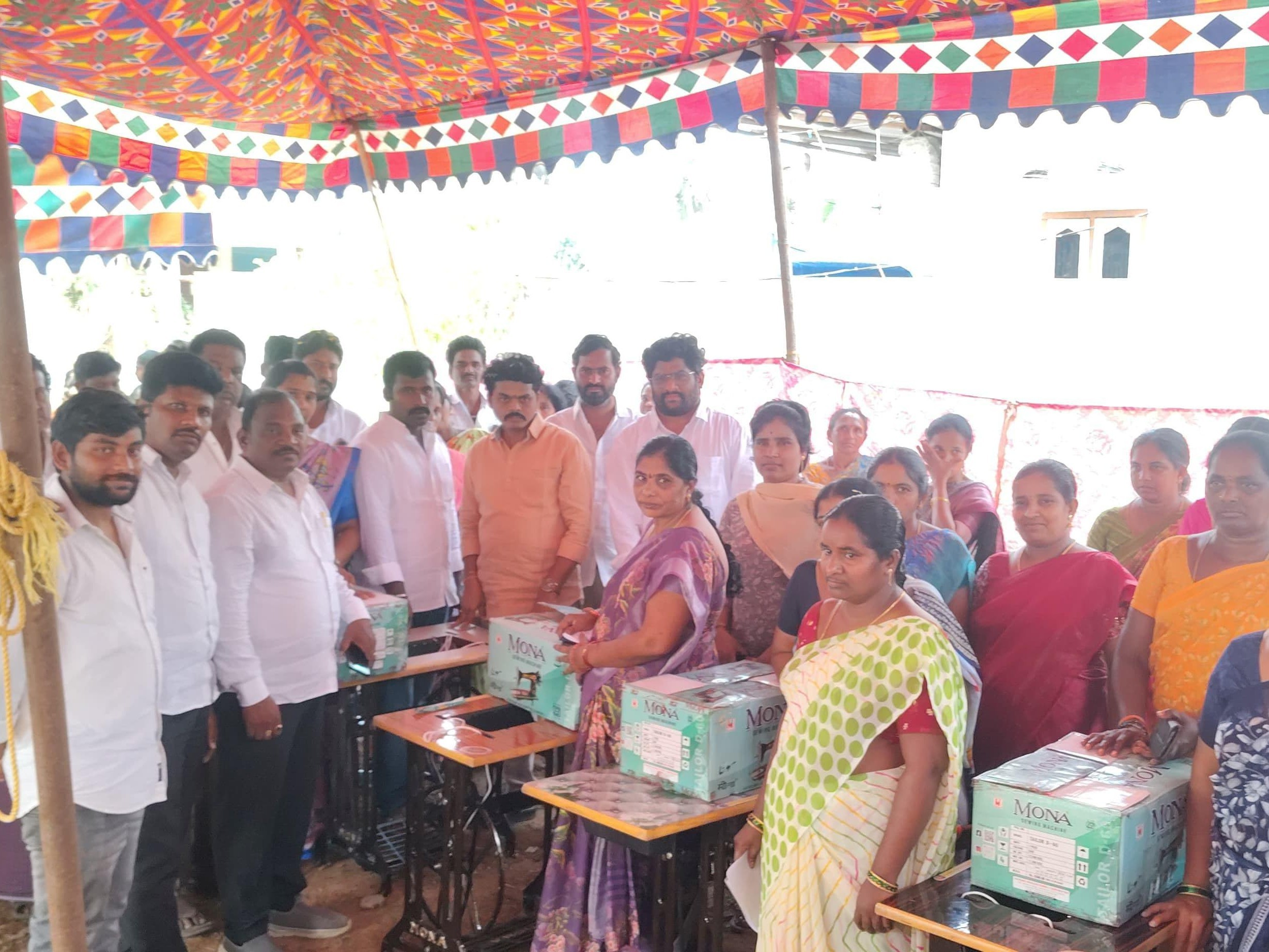 కుట్టు మిషన్ల పంపిణీ చేసిన ఎమ్మెల్యే