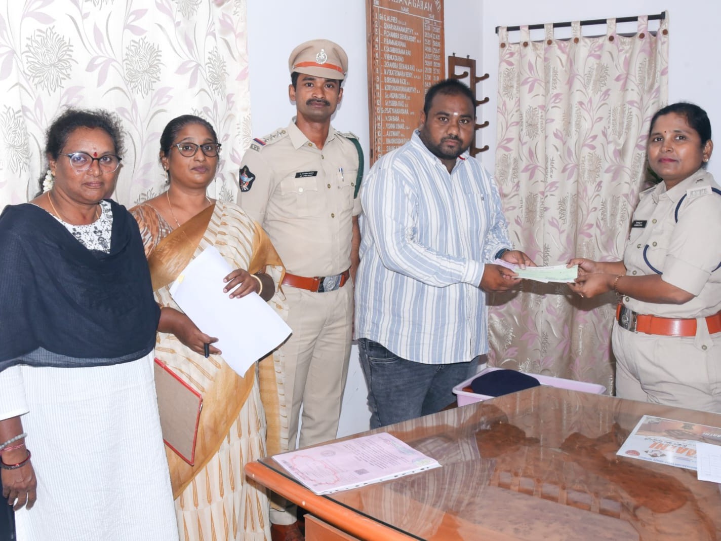 చేయూత చెక్కును అందజేసిన అదనపు ఎస్పీ