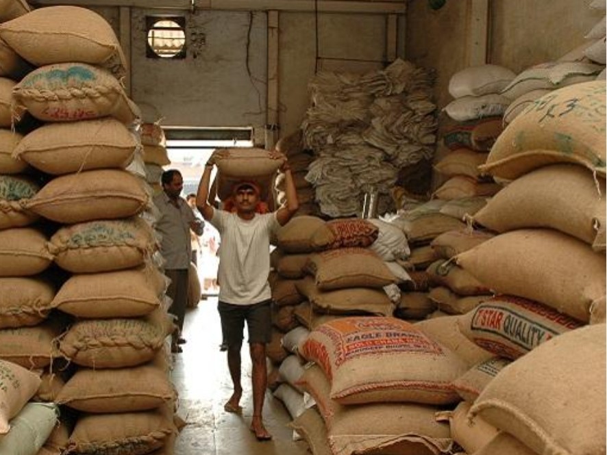 ఒక్కో రేషన్ షాపులో 100 క్వింటాల కెపాసిటీ