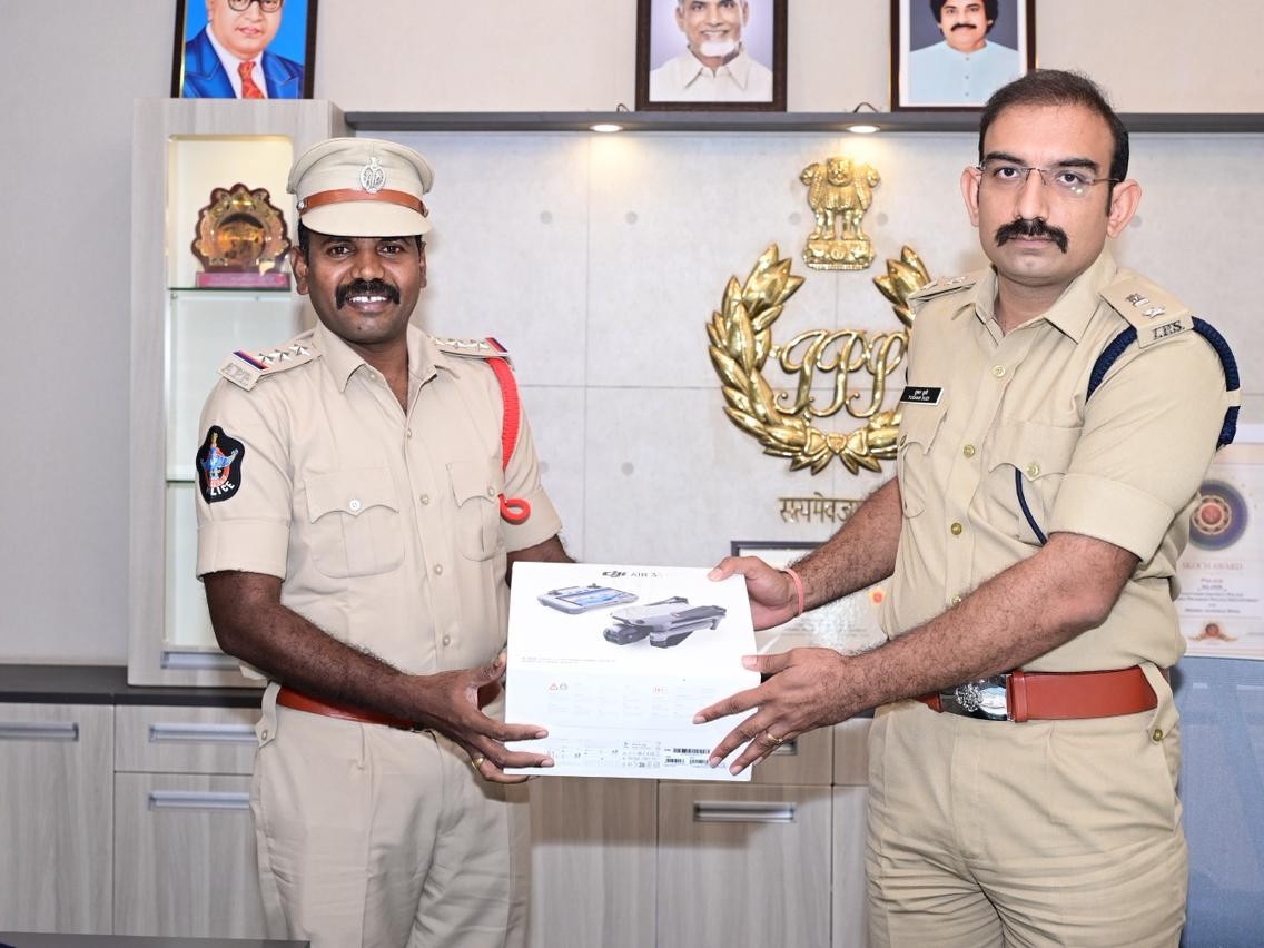 పోలీసులకు అధునాతన డ్రోన్ వితరణ