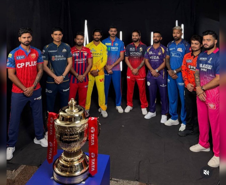 ఐపీఎల్ ట్రోఫీతో 10 జట్ల కెప్టెన్లు