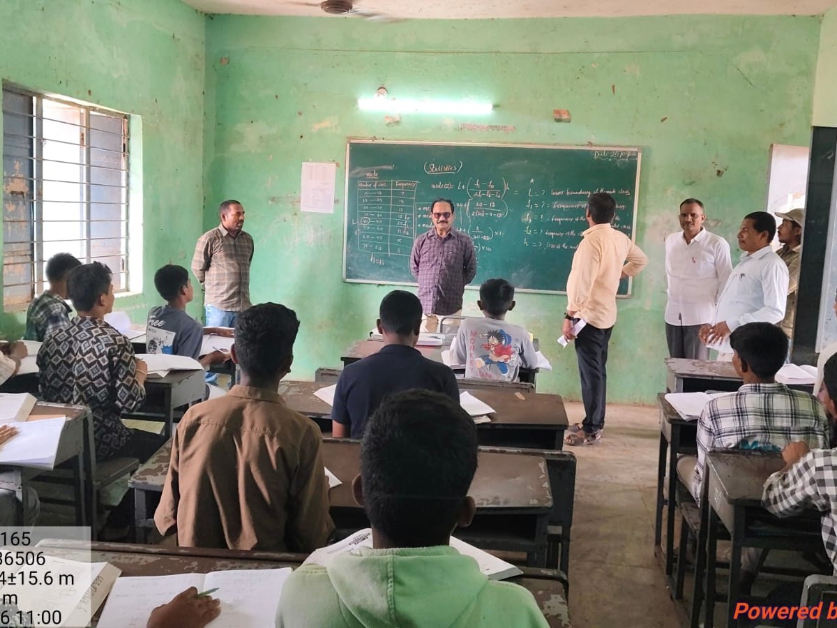 హాస్టల్‌లో ఆకస్మిక తనిఖీలు చేసిన స్పెషల్ ఆఫీసర్